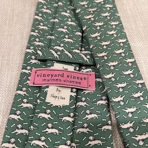 Vineyard Vines Golden RetrieverEnglish Cream or Lab with Bones Green Tie